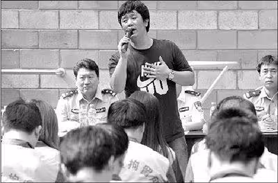 含笑道歉後,官媒斥其吸毒絕非「誤食」,當年吸毒被捕畫面曝光