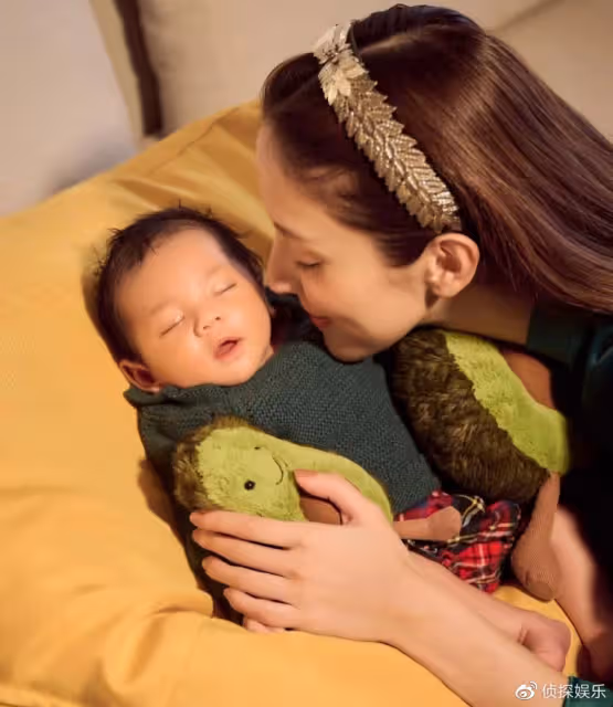 鄭嘉穎曬三胎兒子滿月照，小寶貝顏值高像爸爸，陳凱琳產後更瘦了