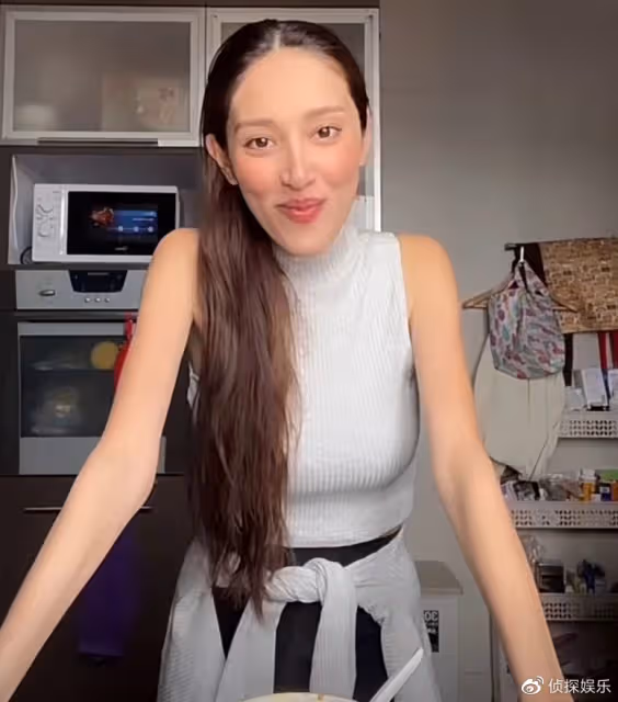 鄭嘉穎曬三胎兒子滿月照，小寶貝顏值高像爸爸，陳凱琳產後更瘦了