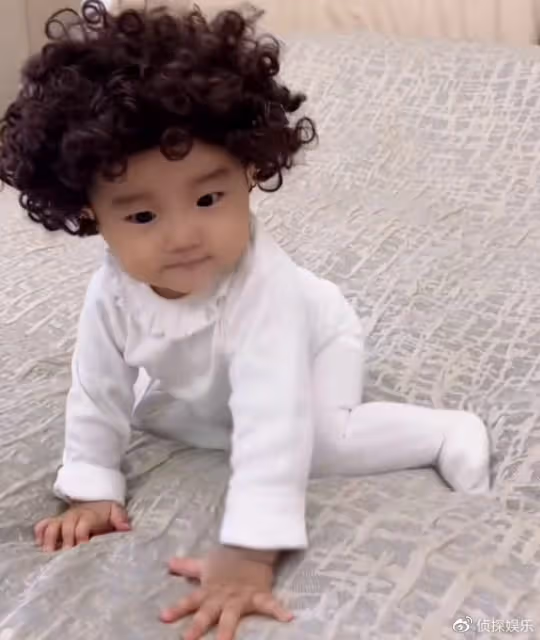 李亞鵬嬌妻為女兒拍寫真,夏夏頭頂卷髮萌出血,和爸爸越長越像