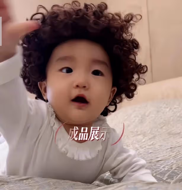 李亞鵬嬌妻為女兒拍寫真,夏夏頭頂卷髮萌出血,和爸爸越長越像