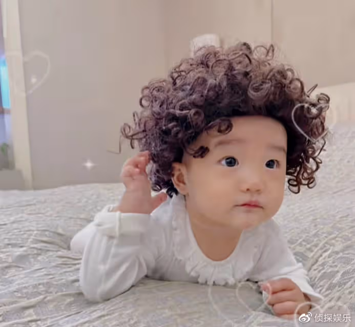 李亞鵬嬌妻為女兒拍寫真,夏夏頭頂卷髮萌出血,和爸爸越長越像