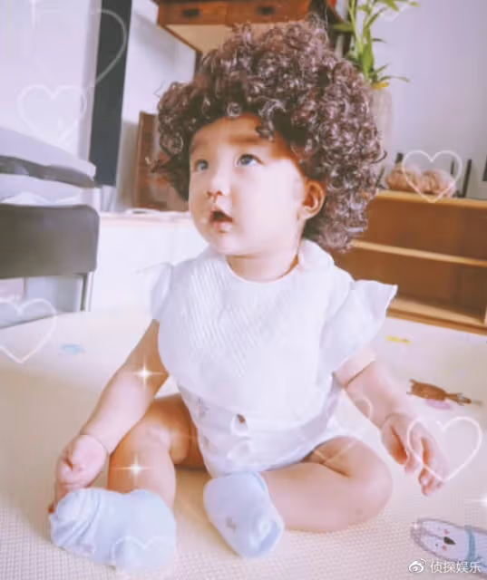 李亞鵬嬌妻為女兒拍寫真,夏夏頭頂卷髮萌出血,和爸爸越長越像