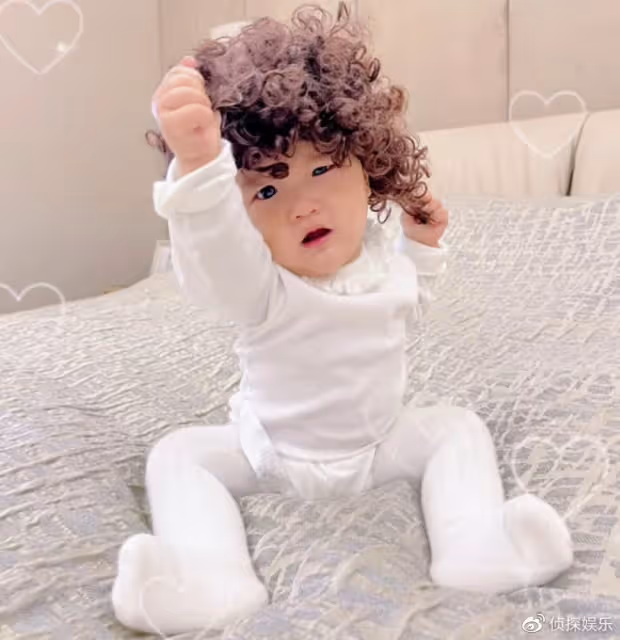 李亞鵬嬌妻為女兒拍寫真,夏夏頭頂卷髮萌出血,和爸爸越長越像