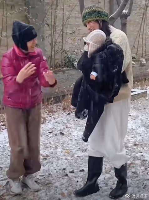 李亞鵬嬌妻為女兒拍寫真,夏夏頭頂卷髮萌出血,和爸爸越長越像