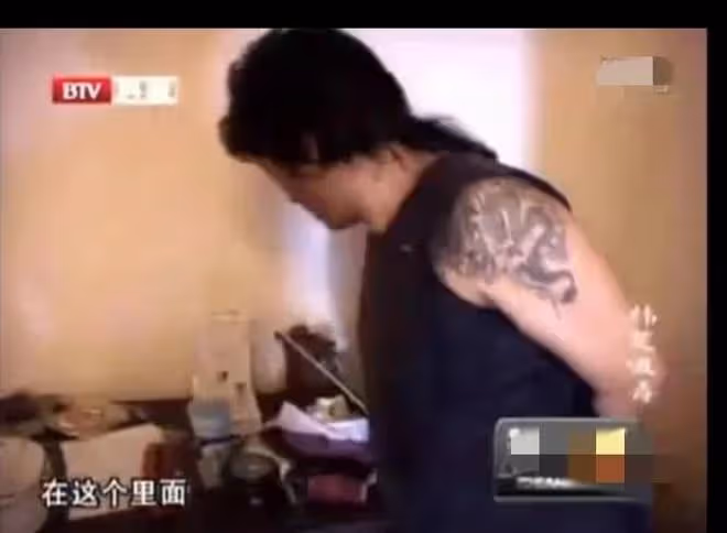《狂飆》:含笑當年被捕畫面曝光,被謝東帶著第一次,只為了靈感