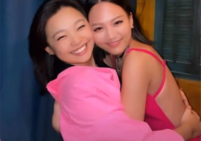 霍啟剛堂妹開派對慶生，穿露背裝大秀身材，緊摟小叔子笑容燦爛