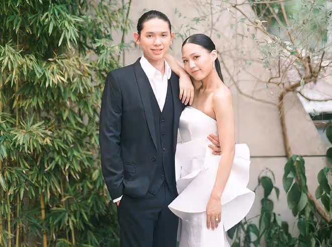 霍啟剛堂妹開派對慶生，穿露背裝大秀身材，緊摟小叔子笑容燦爛