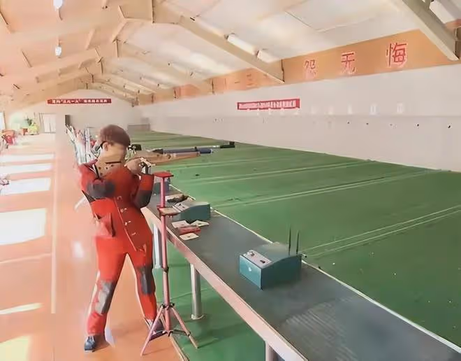 15歲富二代：每天早飯300塊，一雙鞋只穿3次，喜歡和母親對著打