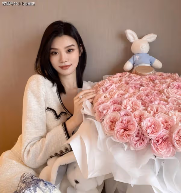 奚夢瑤曬出情人節第一波狗糧,何猷君儀式感拉滿,鴿子蛋鑽戒搶鏡