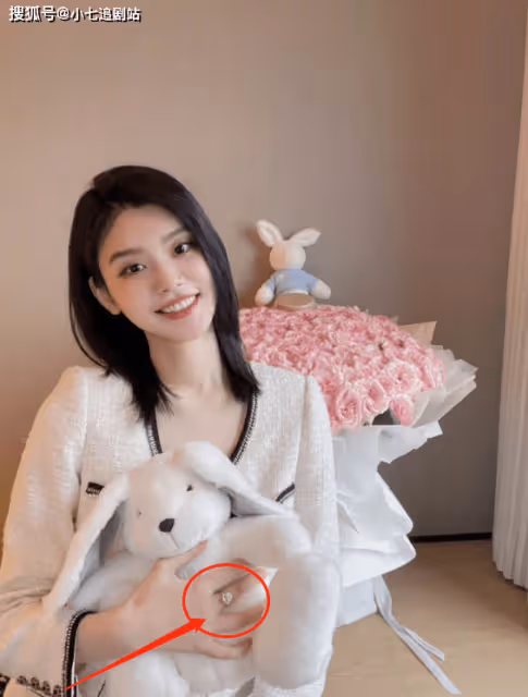 奚夢瑤曬出情人節第一波狗糧,何猷君儀式感拉滿,鴿子蛋鑽戒搶鏡