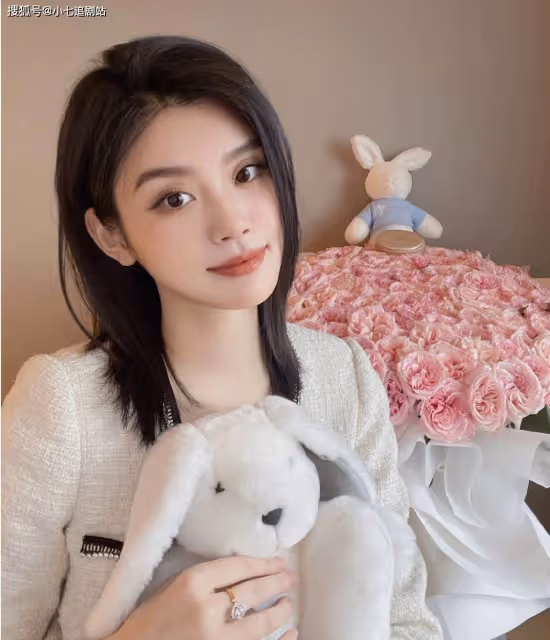 奚夢瑤曬出情人節第一波狗糧,何猷君儀式感拉滿,鴿子蛋鑽戒搶鏡