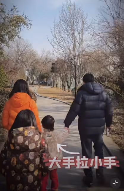 孫莉曬一家五口溫馨日常,黃磊多多牽手弟弟,妹妹塗指甲油愛臭美