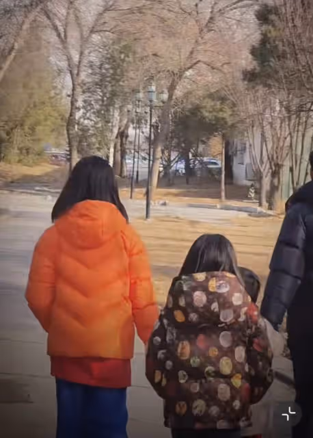 孫莉曬一家五口溫馨日常,黃磊多多牽手弟弟,妹妹塗指甲油愛臭美