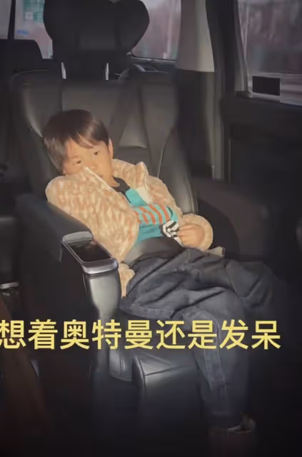 孫莉曬一家五口溫馨日常,黃磊多多牽手弟弟,妹妹塗指甲油愛臭美