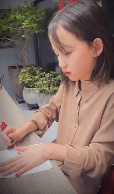 孫莉曬一家五口溫馨日常,黃磊多多牽手弟弟,妹妹塗指甲油愛臭美