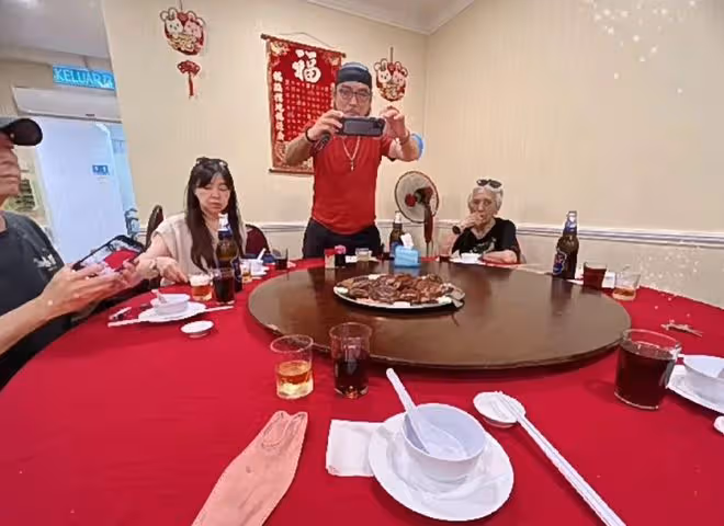 55歲焦恩俊變化大!鬍子花白被錯認成徐少強,髮際線後移常戴頭巾
