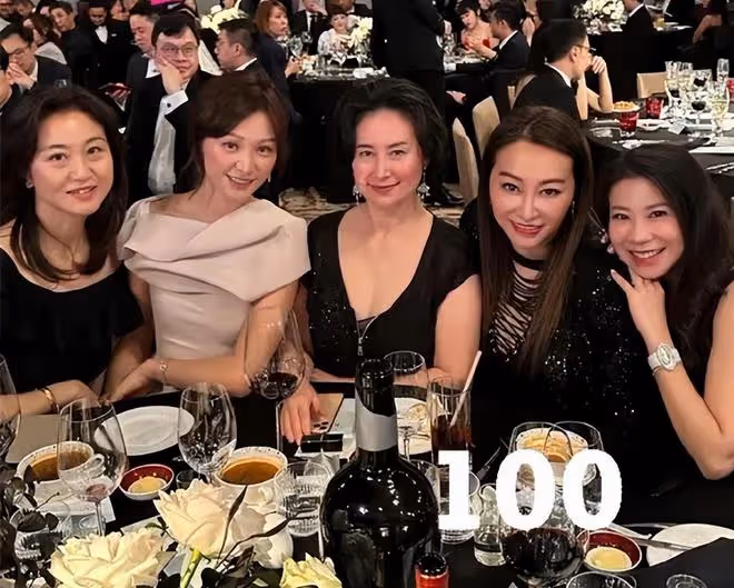 何超瓊穿深V晚裝出席派對,60歲狀態回春,與一眾名媛同框氣質佳