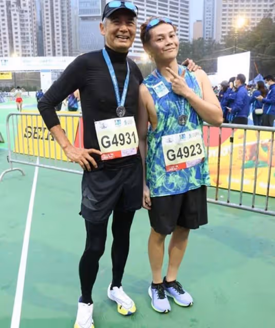 眾星參加馬拉松！67歲周潤發獲獎牌太開心，TVB視後打破個人記錄