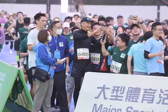 眾星參加馬拉松！67歲周潤發獲獎牌太開心，TVB視後打破個人記錄