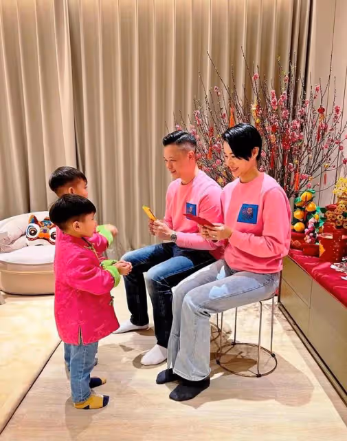 胡杏兒曬全家福!富豪老公帥氣儒雅,仨兒子活潑可愛,真幸福