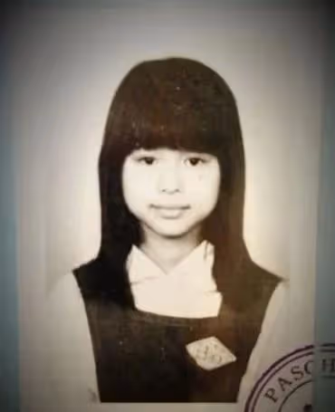 胡杏兒曬全家福!富豪老公帥氣儒雅,仨兒子活潑可愛,真幸福