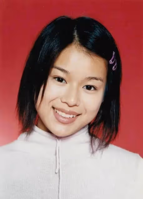 胡杏兒曬全家福!富豪老公帥氣儒雅,仨兒子活潑可愛,真幸福