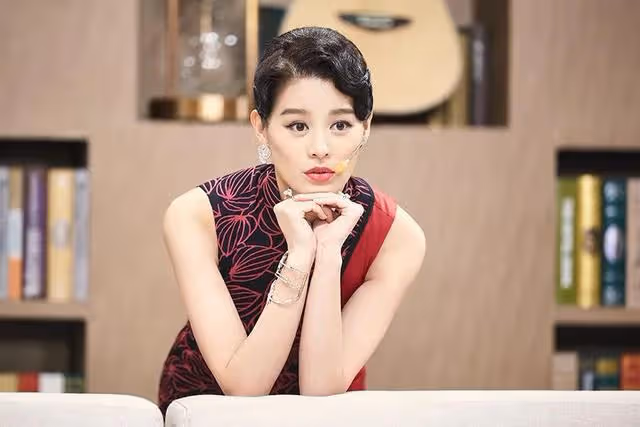 胡杏兒曬全家福!富豪老公帥氣儒雅,仨兒子活潑可愛,真幸福