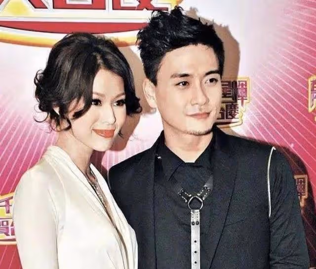 胡杏兒曬全家福!富豪老公帥氣儒雅,仨兒子活潑可愛,真幸福