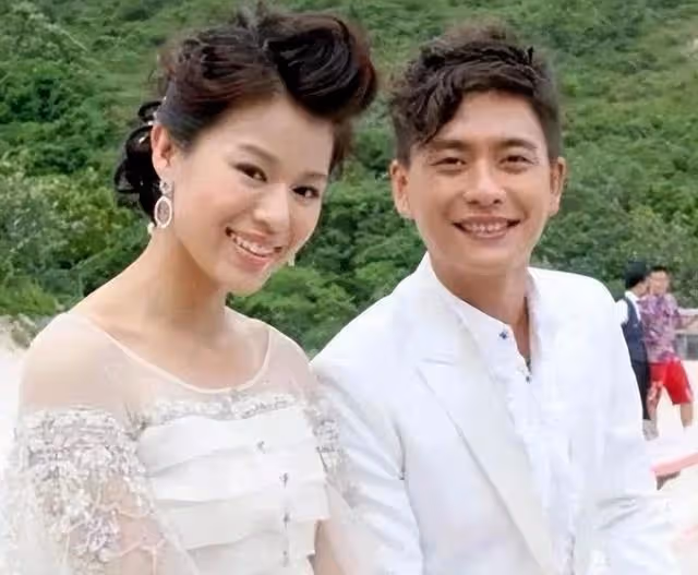 胡杏兒曬全家福!富豪老公帥氣儒雅,仨兒子活潑可愛,真幸福