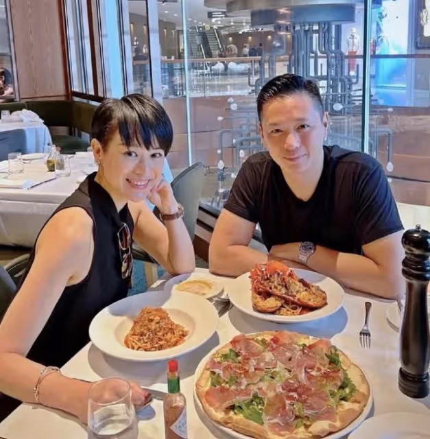 胡杏兒曬全家福!富豪老公帥氣儒雅,仨兒子活潑可愛,真幸福