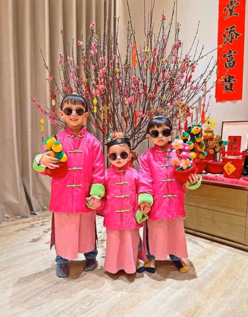 胡杏兒曬全家福!富豪老公帥氣儒雅,仨兒子活潑可愛,真幸福