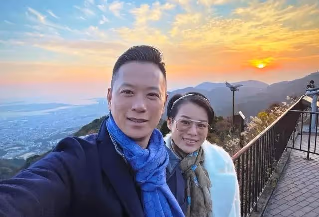 胡杏兒曬全家福!富豪老公帥氣儒雅,仨兒子活潑可愛,真幸福