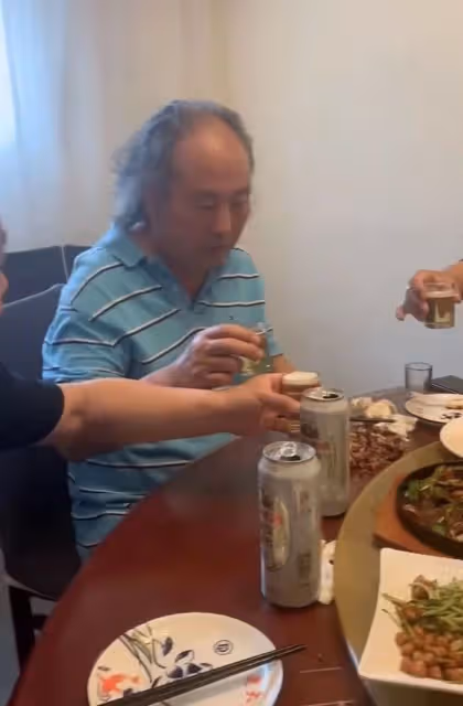 趙麗蓉兒子露面現身聚會,飲酒作樂臉通紅,頭髮花白稀疏眉眼像媽
