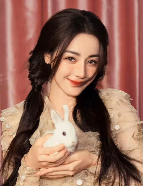 迪麗熱巴被曝和黃景瑜隱婚,目前已懷孕4個月,狗仔曝光大肚視頻