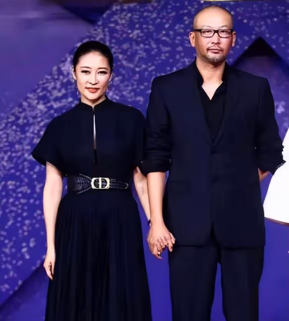 管虎梁靜被曝早已離婚!小三網上逼宮,控訴梁靜把她關進精神病院