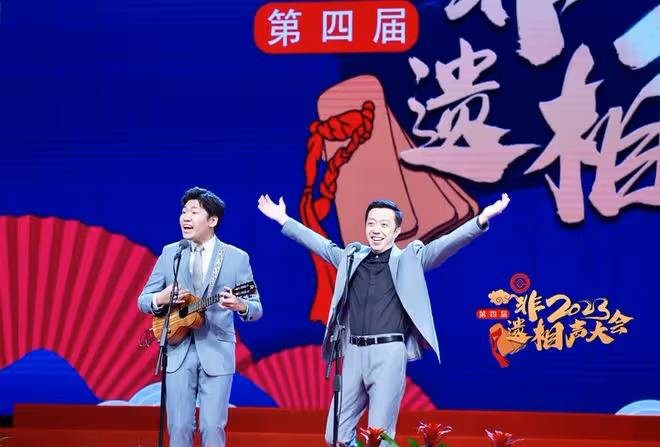 75歲李金斗參加非遺相聲大會,唱功不如郭德綱,穿紅色大褂引熱議