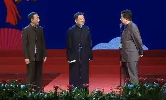 75歲李金斗參加非遺相聲大會,唱功不如郭德綱,穿紅色大褂引熱議