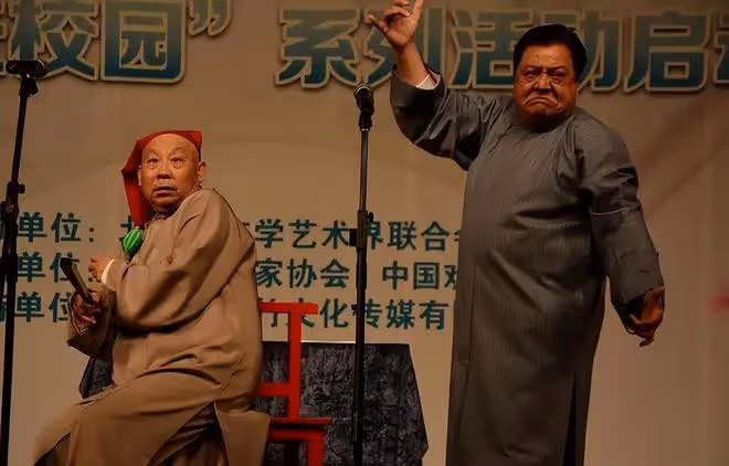 75歲李金斗參加非遺相聲大會,唱功不如郭德綱,穿紅色大褂引熱議