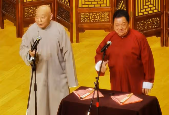 75歲李金斗參加非遺相聲大會,唱功不如郭德綱,穿紅色大褂引熱議