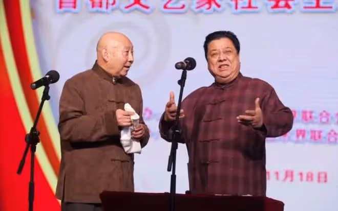 75歲李金斗參加非遺相聲大會,唱功不如郭德綱,穿紅色大褂引熱議