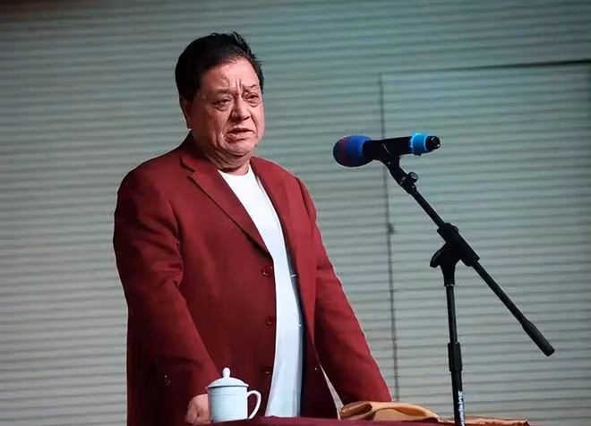 75歲李金斗參加非遺相聲大會,唱功不如郭德綱,穿紅色大褂引熱議