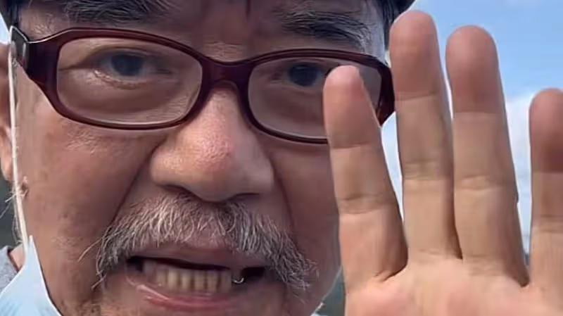 70歲李立群帶老婆外出遊玩，61歲妻子打扮時髦，幫老公提菜感情好