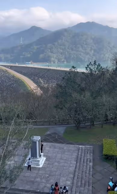 70歲李立群帶老婆外出遊玩,61歲妻子打扮時髦,幫老公提菜感情好
