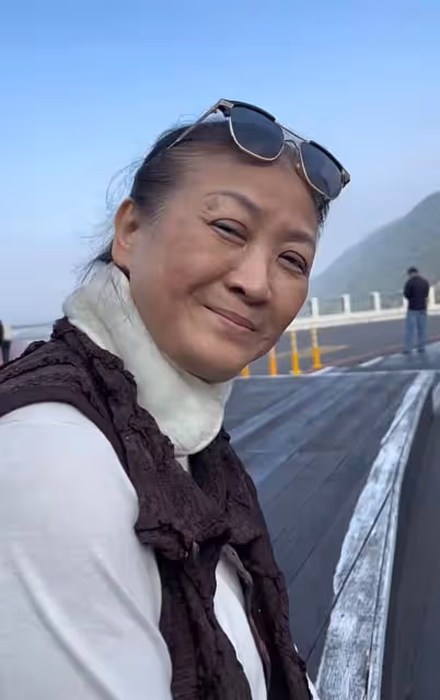 70歲李立群帶老婆外出遊玩,61歲妻子打扮時髦,幫老公提菜感情好