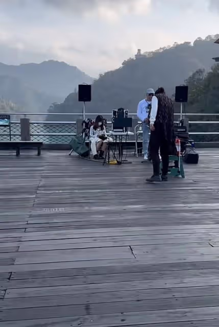 70歲李立群帶老婆外出遊玩,61歲妻子打扮時髦,幫老公提菜感情好