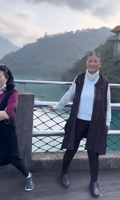 70歲李立群帶老婆外出遊玩,61歲妻子打扮時髦,幫老公提菜感情好