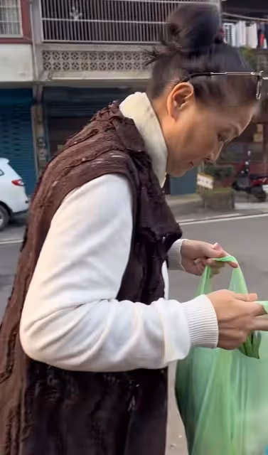 70歲李立群帶老婆外出遊玩,61歲妻子打扮時髦,幫老公提菜感情好