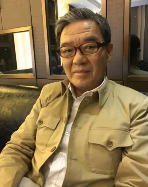 70歲李立群帶老婆外出遊玩,61歲妻子打扮時髦,幫老公提菜感情好