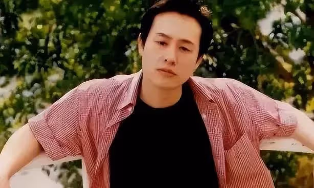 張頌文慘痛經歷被曝!因環保撿垃圾被劇組扔沙漠,張紀中被罵上熱搜